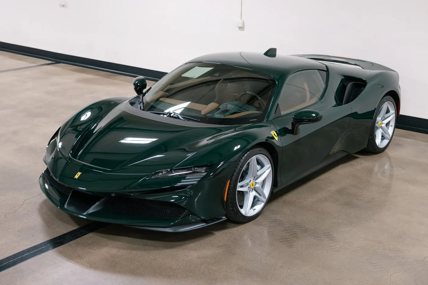 2021 Ferrari SF90 Stradale vendue par un concessionnaire spécialisé à Costa Mesa, États-Unis, photo 14 sur 15