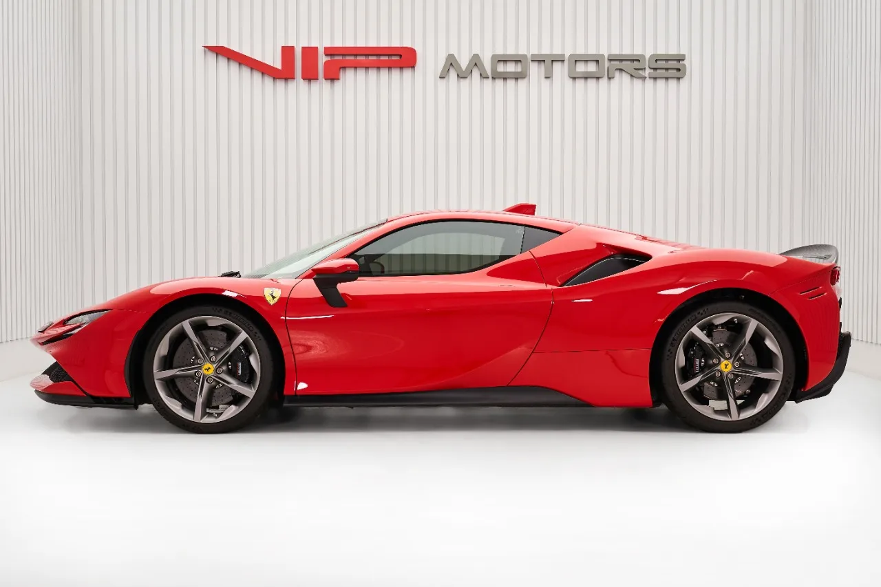 2021 Ferrari SF90 Stradale proposée par un concessionnaire spécialisé à Dubai, Émirats arabes unis, photo 7 sur 10