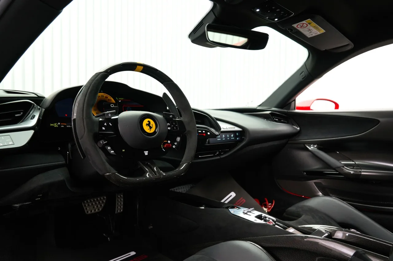 2021 Ferrari SF90 Stradale proposée par un concessionnaire spécialisé à Dubai, Émirats arabes unis, photo 8 sur 10