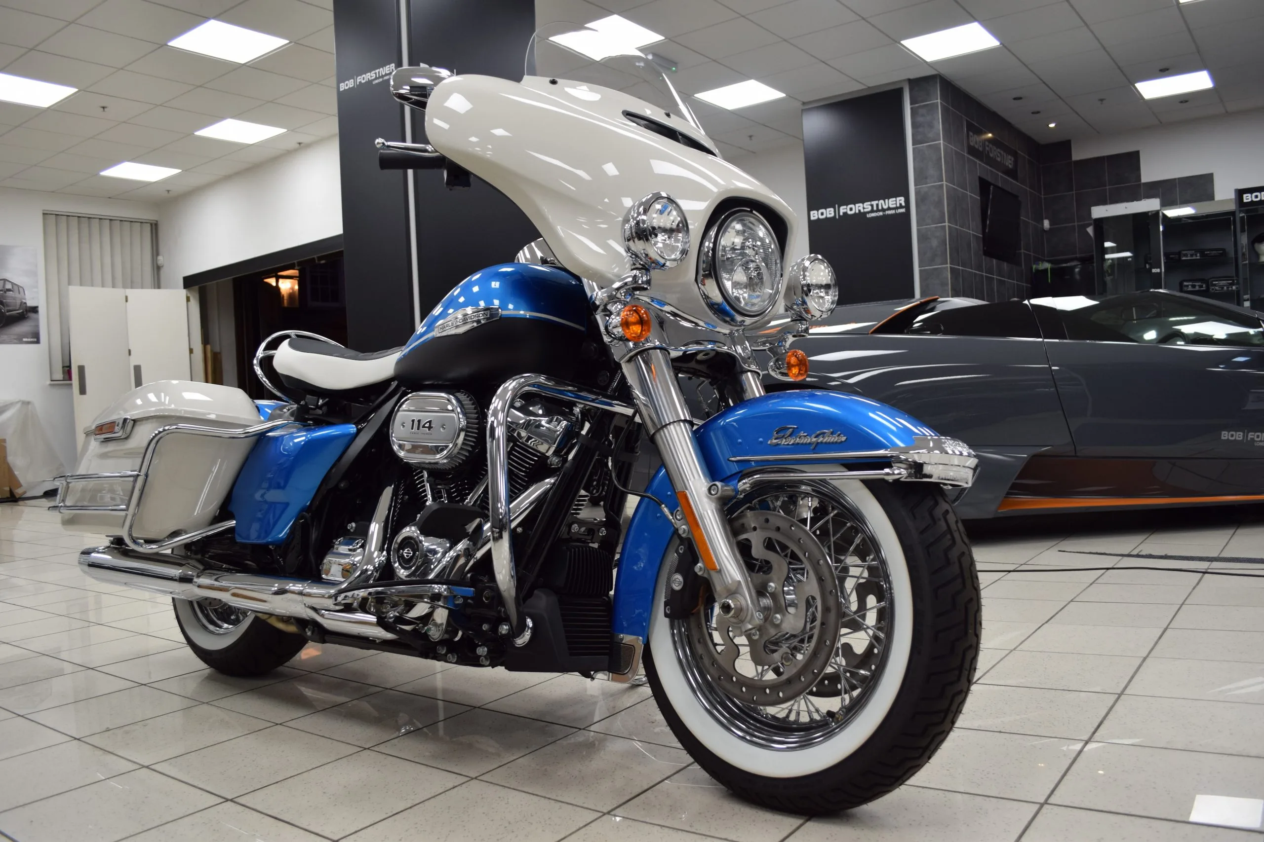 2021 Harley-Davidson Electra Glide Revival en un concesionario especializado de Londres, Reino Unido, foto principal