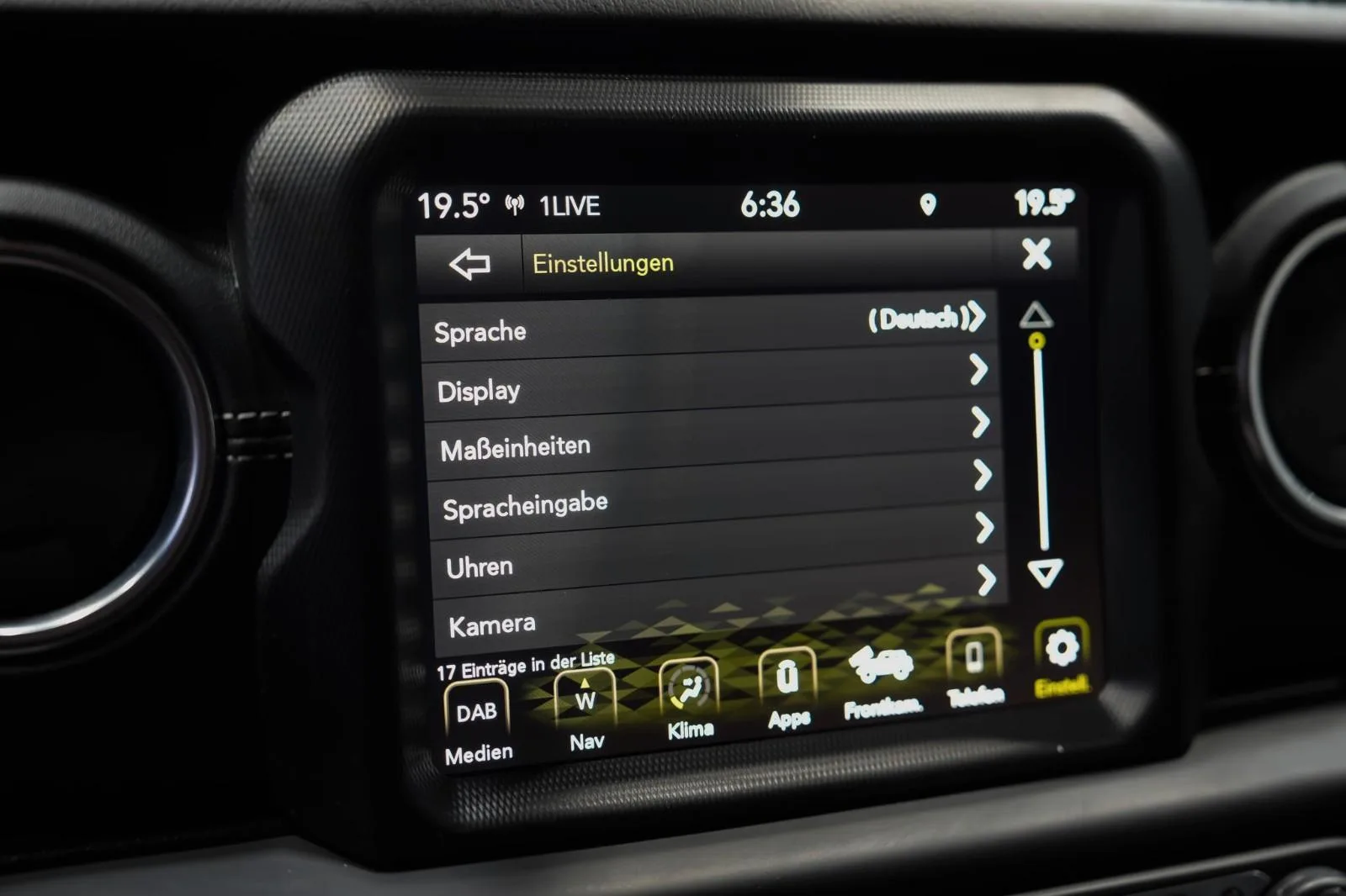 2021 Jeep Wrangler Unlimited Sahara, 22/28