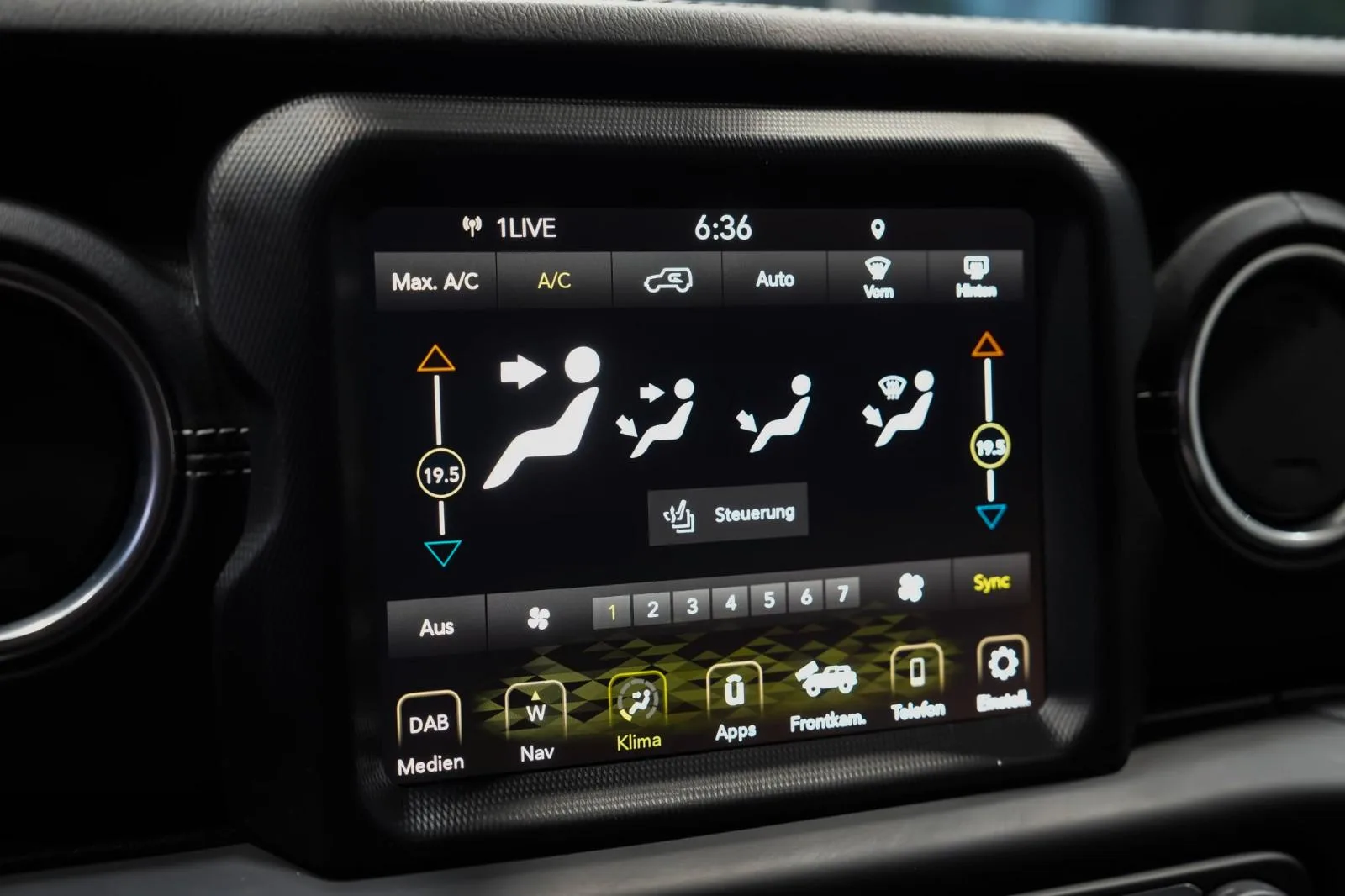 2021 Jeep Wrangler Unlimited Sahara, 25/28