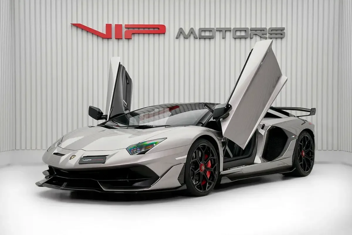 2021 Lamborghini Aventador SVJ Roadster angeboten von einem Fachhändler in Dubai, Vereinigte Arabische Emirate, Hauptfoto