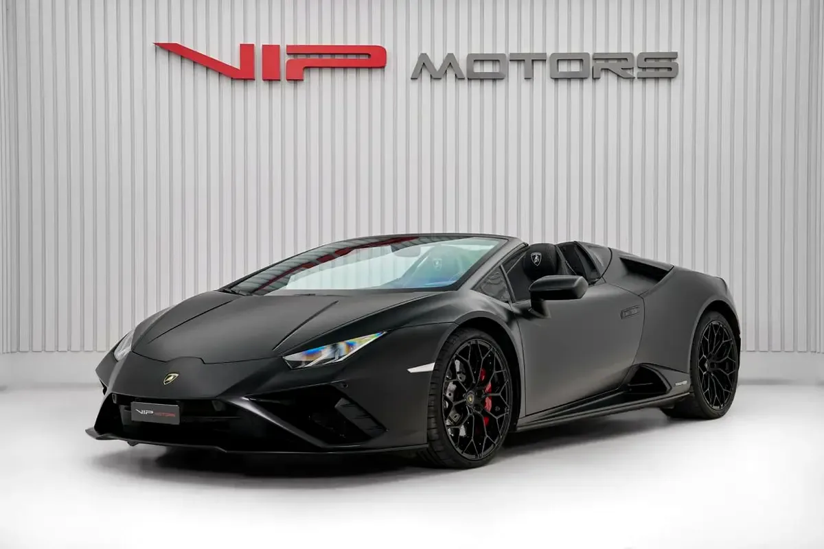 2021 Lamborghini Huracán EVO Spyder en un concesionario especializado de Dubái, Emiratos Árabes Unidos, foto principal