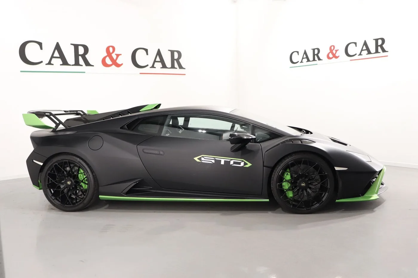 2021 Lamborghini Huracán STO offered by a supercar dealer in Zibido San Giacomo, Italy, photo 5 of 24