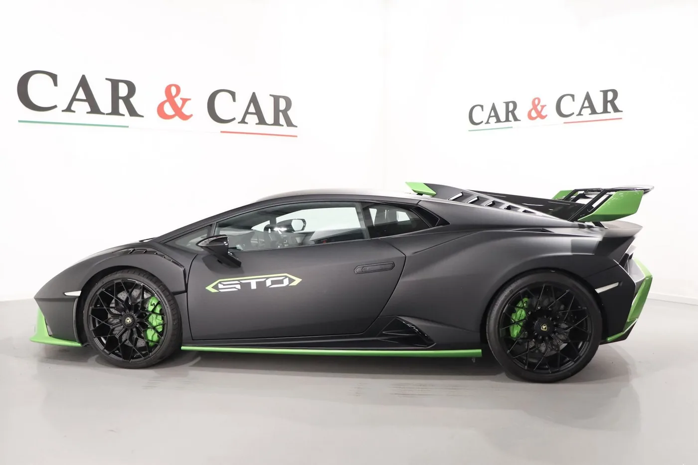 2021 Lamborghini Huracán STO offered by a supercar dealer in Zibido San Giacomo, Italy, photo 6 of 24
