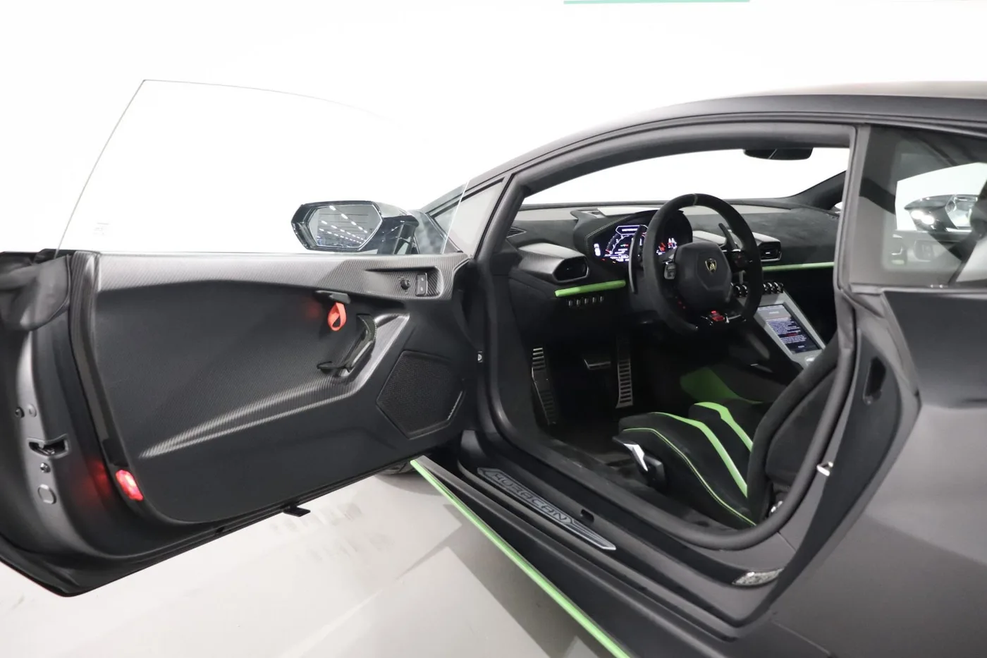 2021 Lamborghini Huracán STO offered by a supercar dealer in Zibido San Giacomo, Italy, photo 9 of 24