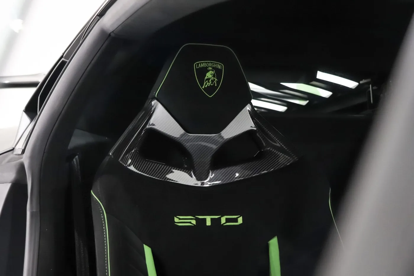 2021 Lamborghini Huracán STO offered by a supercar dealer in Zibido San Giacomo, Italy, photo 10 of 24