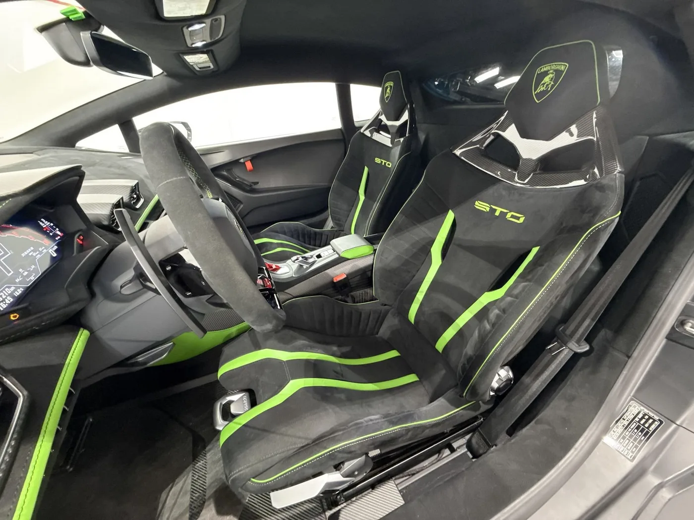 2021 Lamborghini Huracán STO offered by a supercar dealer in Zibido San Giacomo, Italy, photo 11 of 24