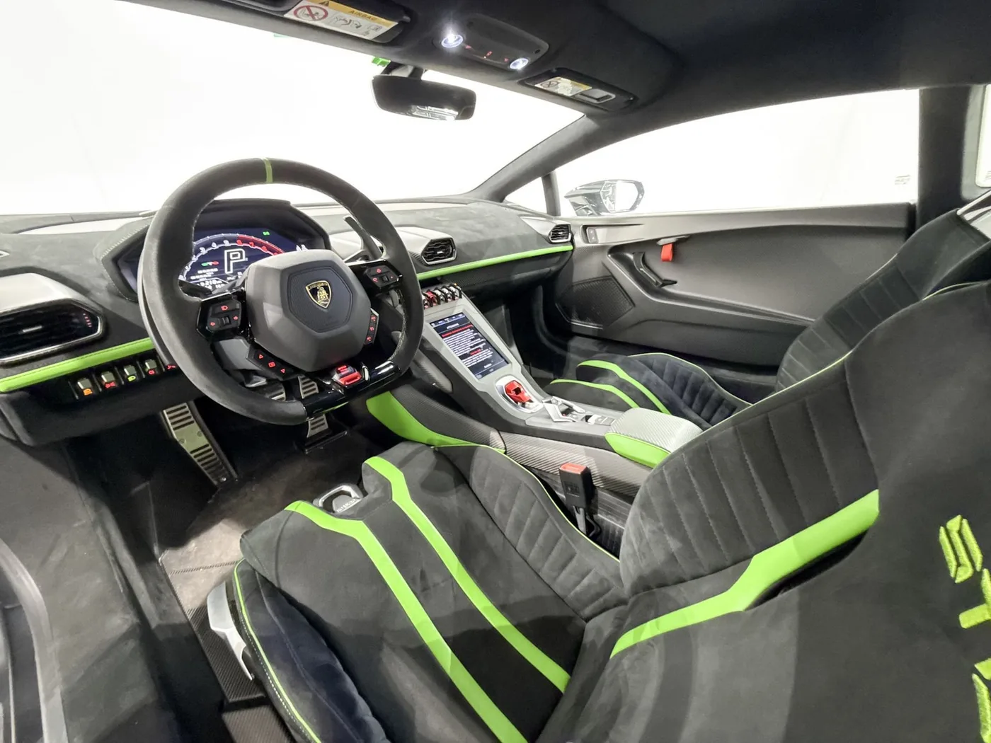 2021 Lamborghini Huracán STO offered by a supercar dealer in Zibido San Giacomo, Italy, photo 12 of 24