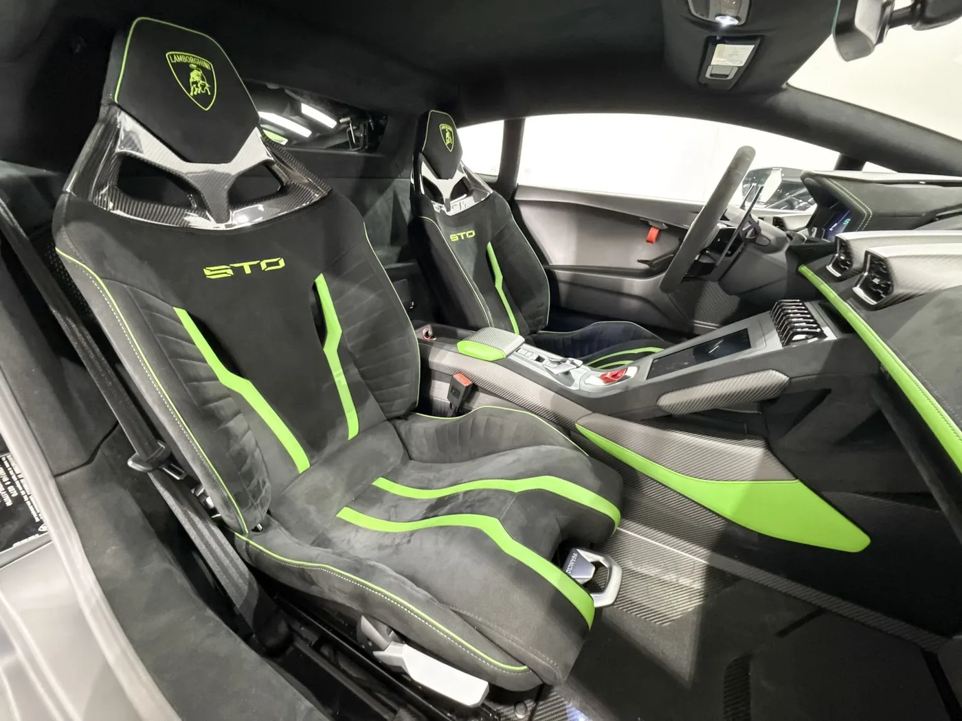 2021 Lamborghini Huracán STO offered by a supercar dealer in Zibido San Giacomo, Italy, photo 13 of 24