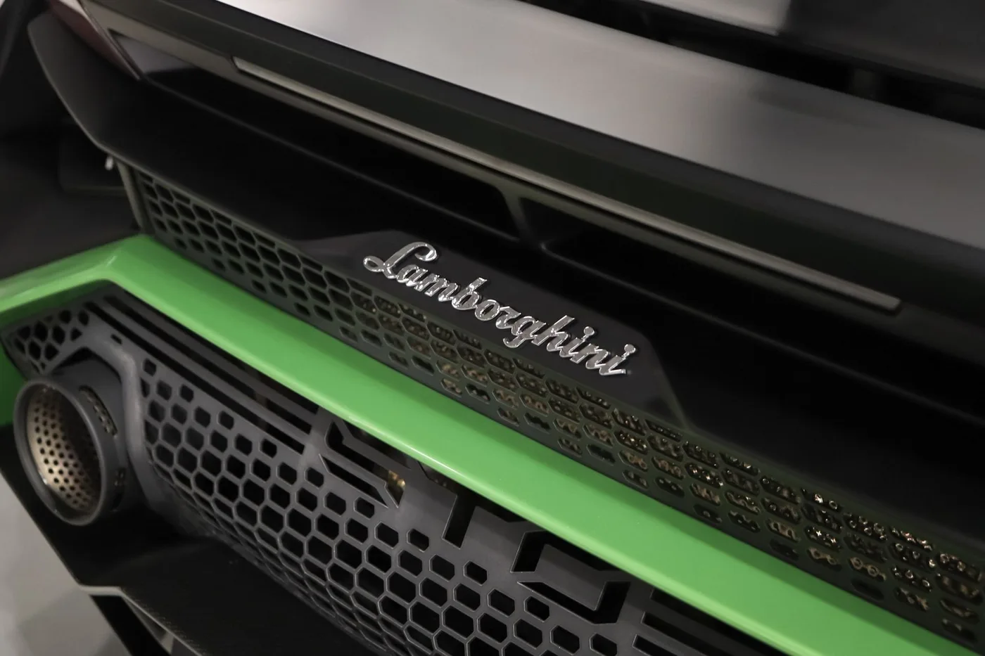 2021 Lamborghini Huracán STO offered by a supercar dealer in Zibido San Giacomo, Italy, photo 16 of 24
