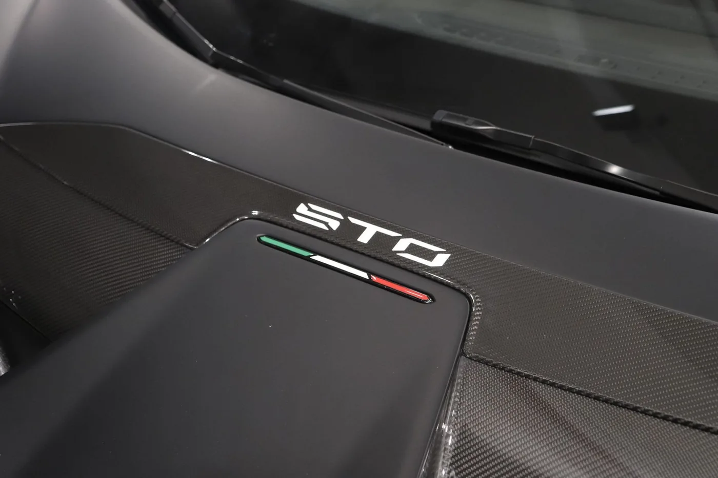 2021 Lamborghini Huracán STO offered by a supercar dealer in Zibido San Giacomo, Italy, photo 17 of 24