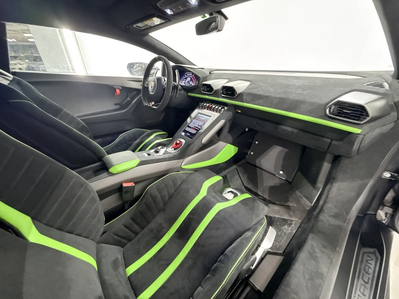 2021 Lamborghini Huracán STO offered by a supercar dealer in Zibido San Giacomo, Italy, photo 19 of 24