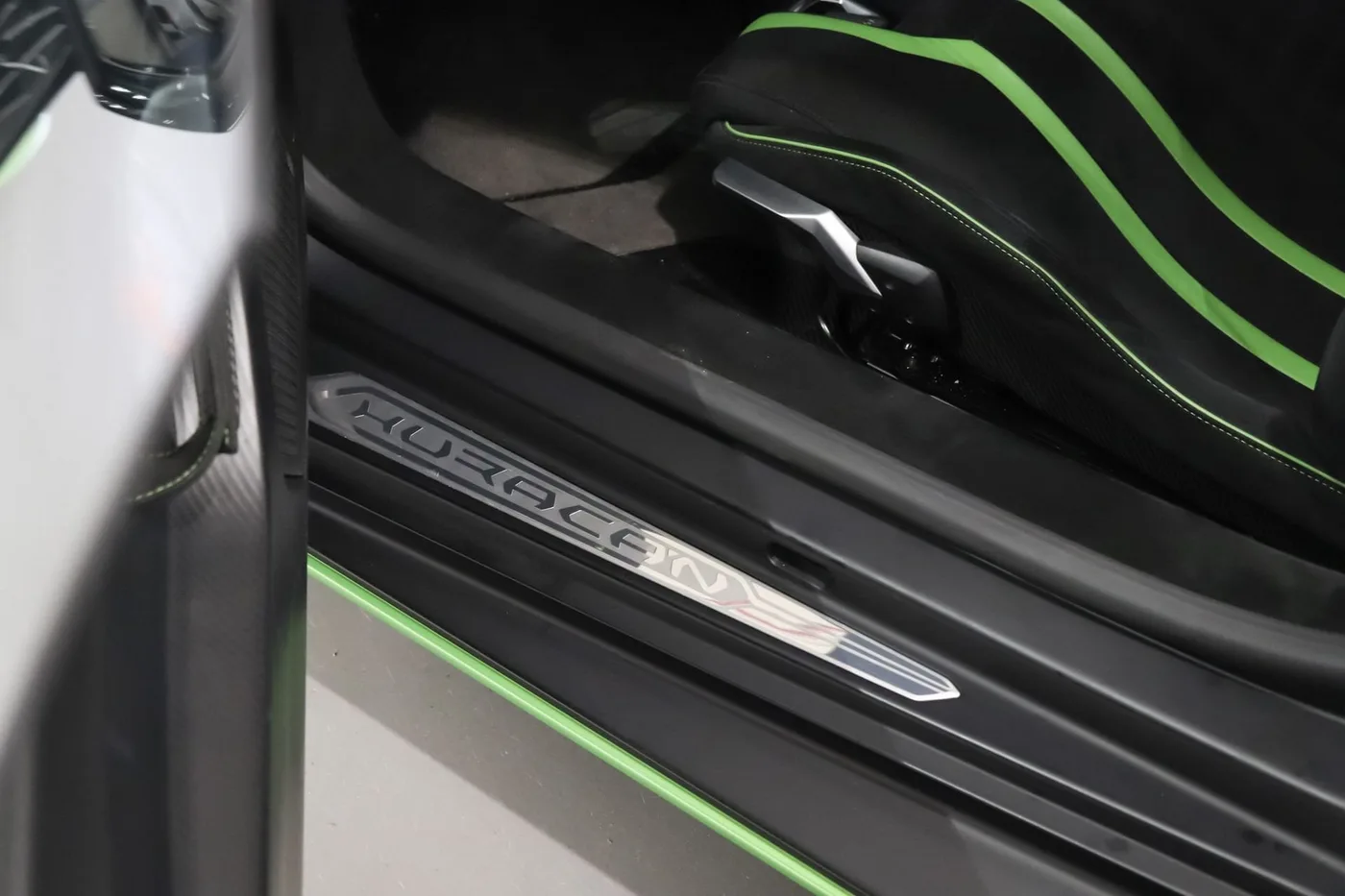2021 Lamborghini Huracán STO offered by a supercar dealer in Zibido San Giacomo, Italy, photo 21 of 24