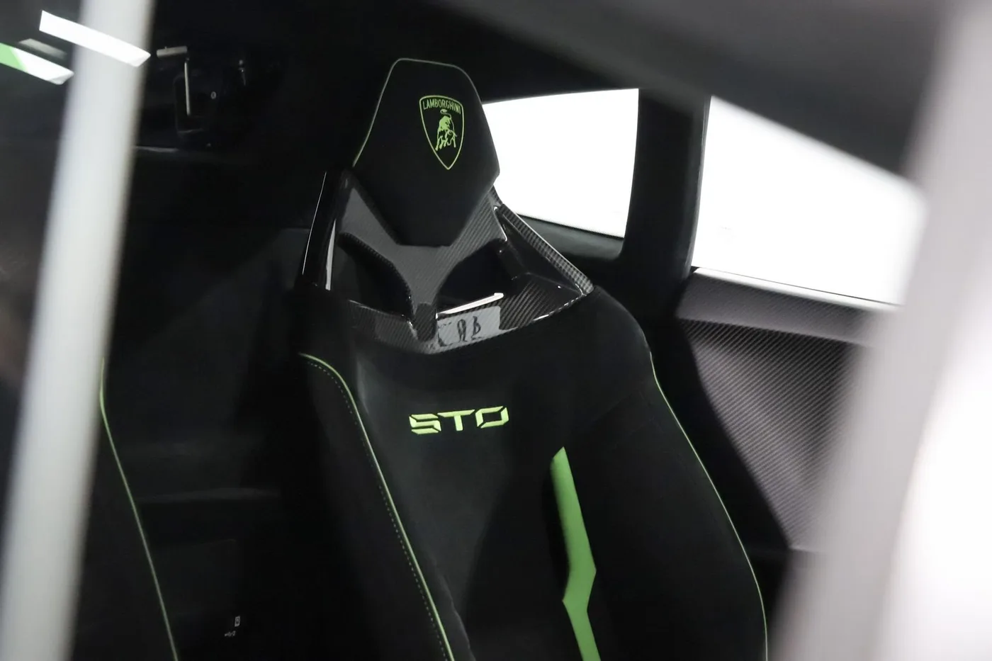 2021 Lamborghini Huracán STO offered by a supercar dealer in Zibido San Giacomo, Italy, photo 24 of 24