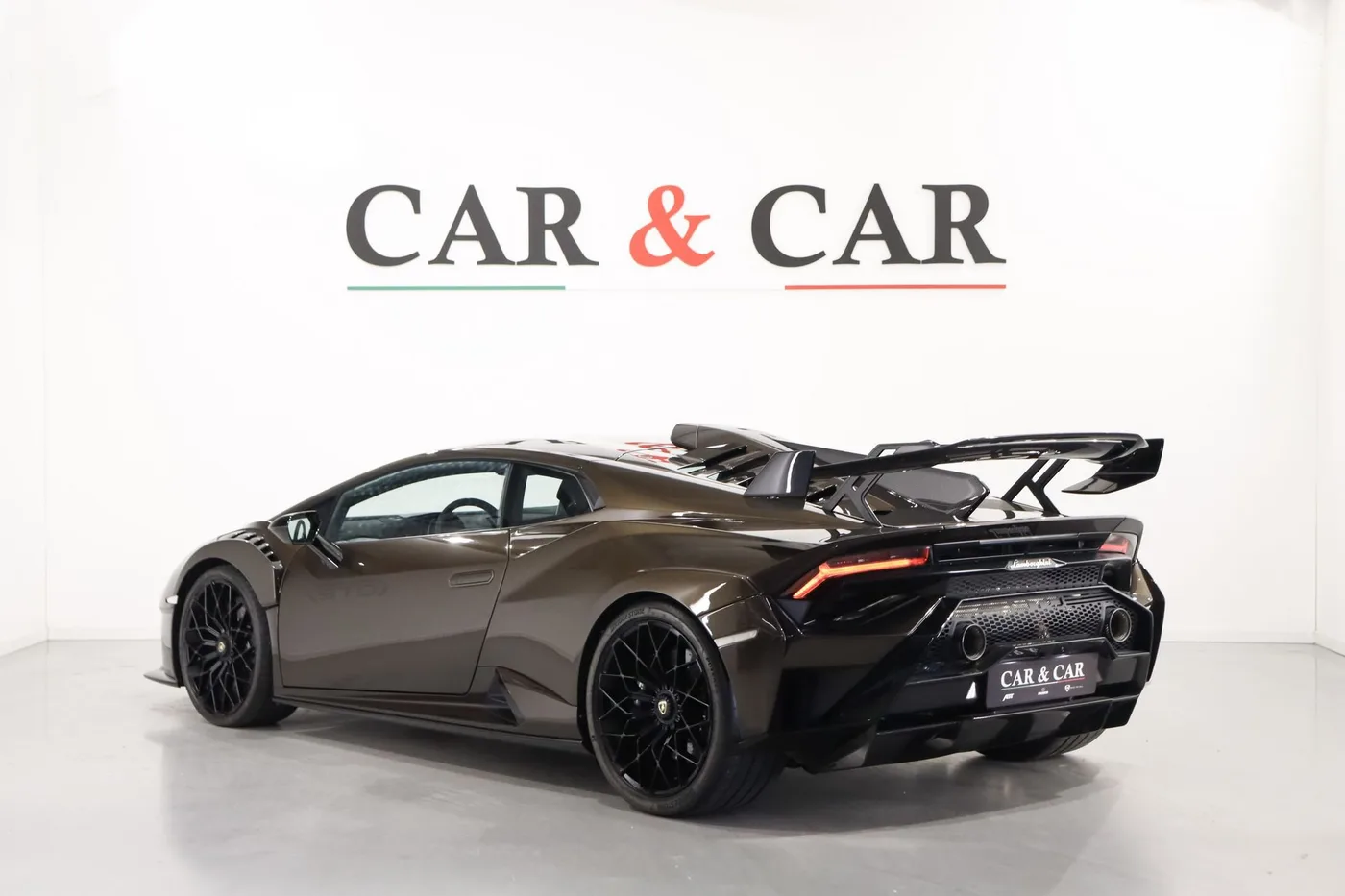 2021 Lamborghini Huracán STO proposée par un spécialiste de la supercar à Zibido San Giacomo, Italie, photo 2 sur 25