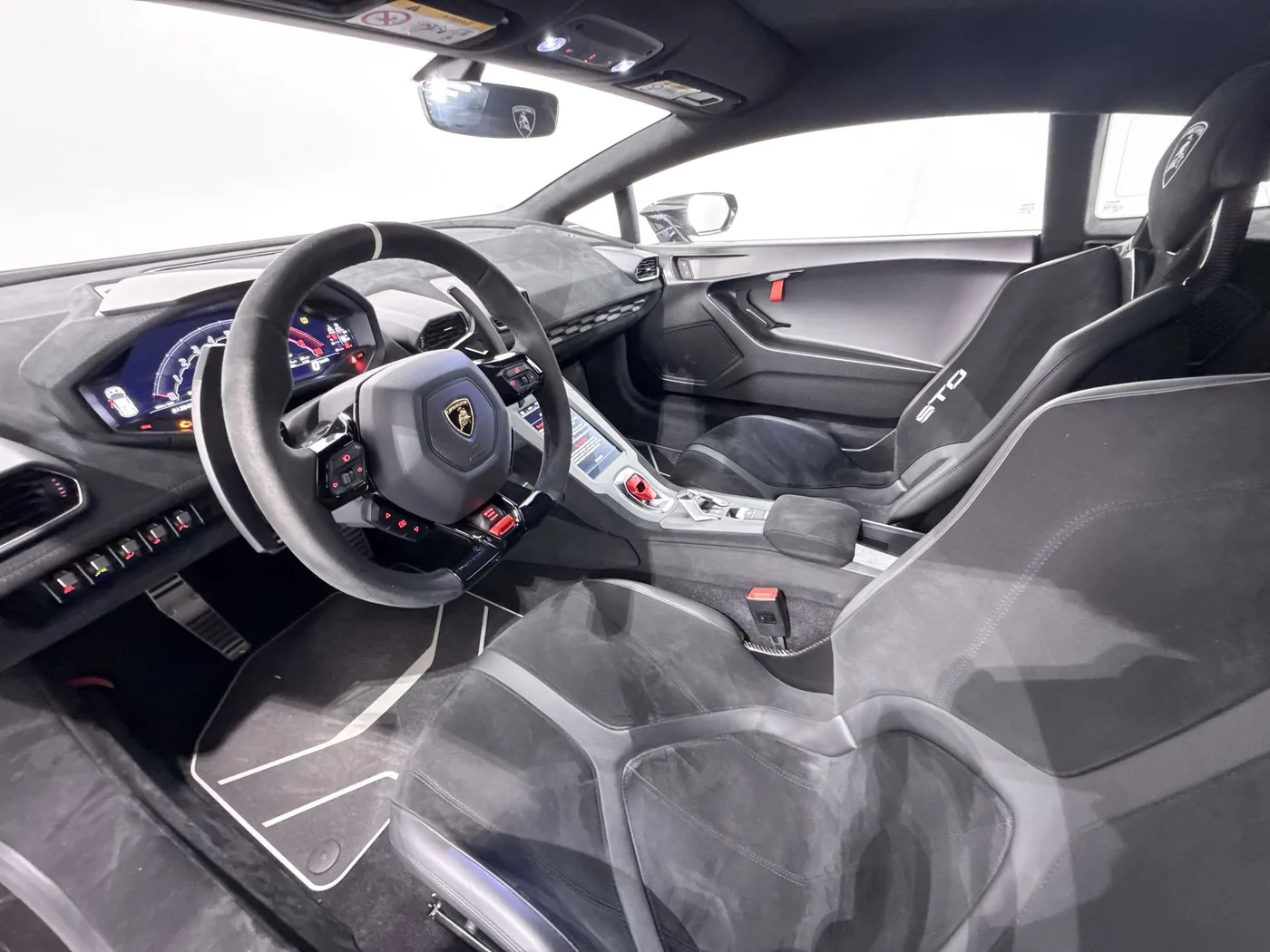 2021 Lamborghini Huracán STO proposée par un spécialiste de la supercar à Zibido San Giacomo, Italie, photo 10 sur 25