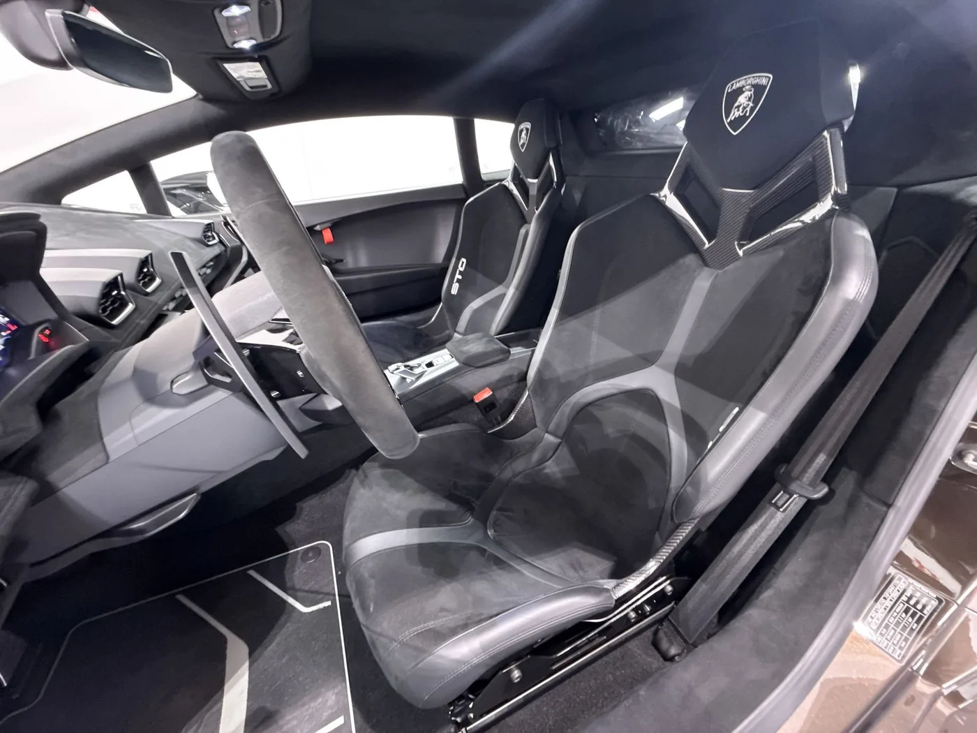2021 Lamborghini Huracán STO proposée par un spécialiste de la supercar à Zibido San Giacomo, Italie, photo 11 sur 25