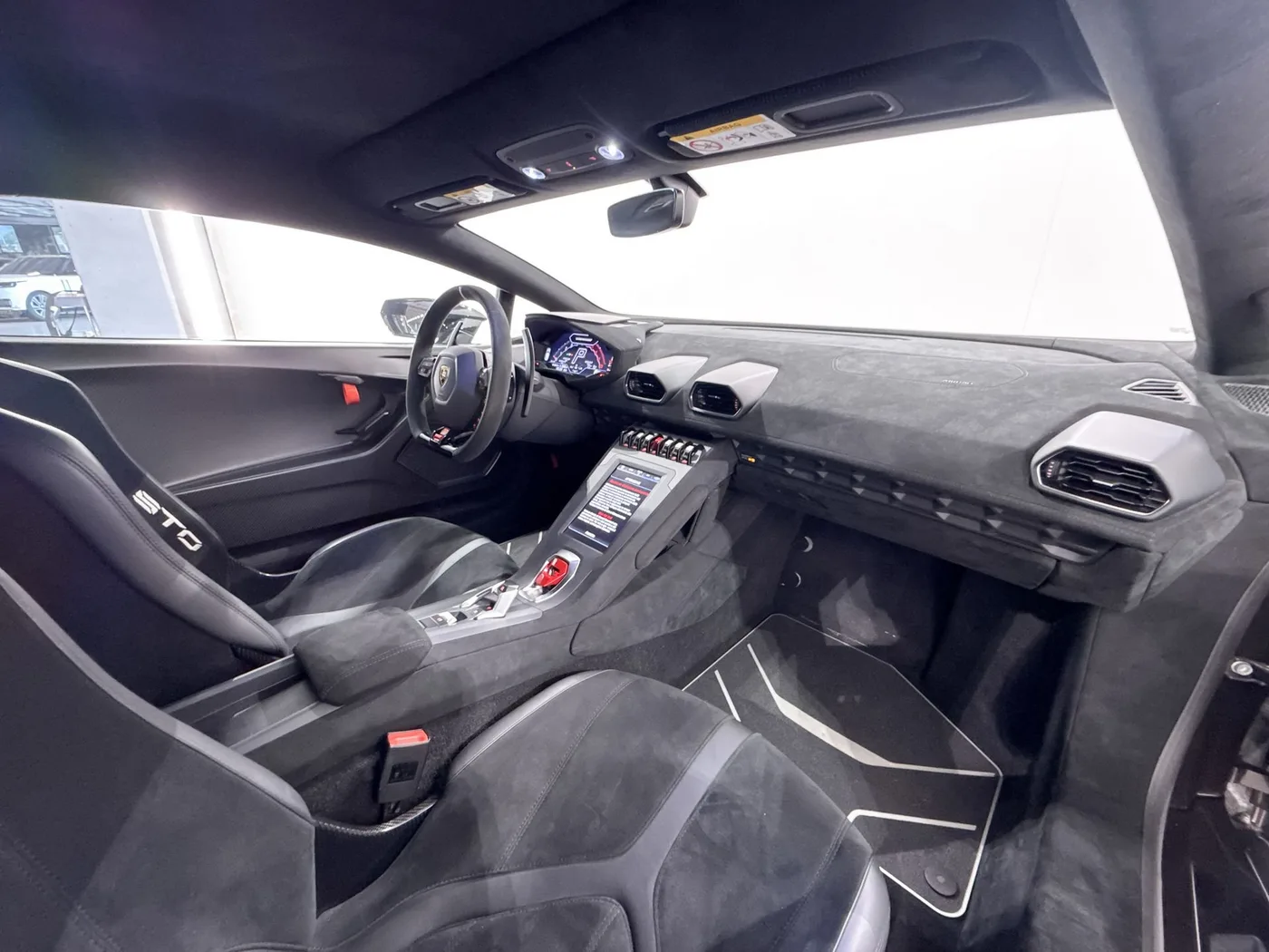 2021 Lamborghini Huracán STO proposée par un spécialiste de la supercar à Zibido San Giacomo, Italie, photo 12 sur 25