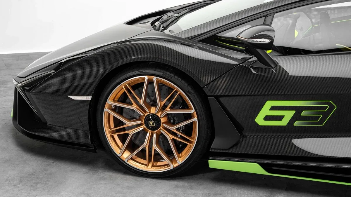 2021 Lamborghini Sián FKP 37 offered by a specialist dealer in Dubai, United Arab Emirates, photo 6 of 25