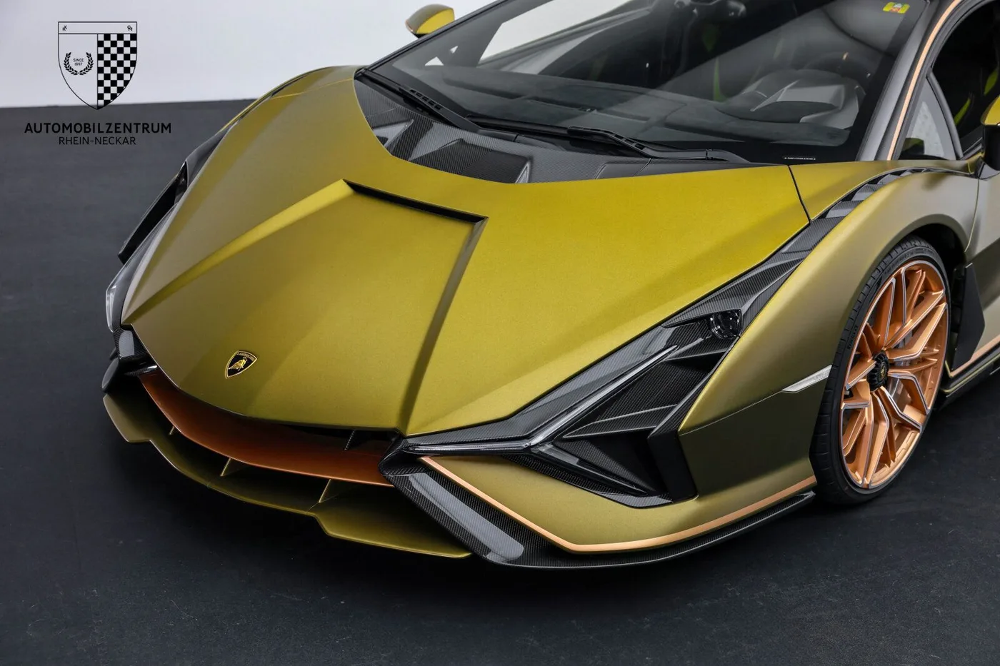 2021 Lamborghini Sián FKP 37 offered by a supercar dealer in Viernheim, Germany, photo 19 of 25