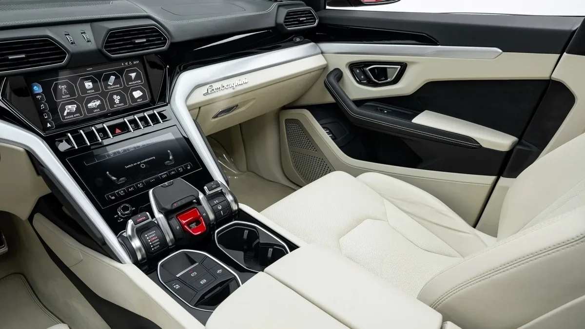 2021 Lamborghini Urus proposée par un concessionnaire spécialisé à Dubai, Émirats arabes unis, photo 13 sur 25