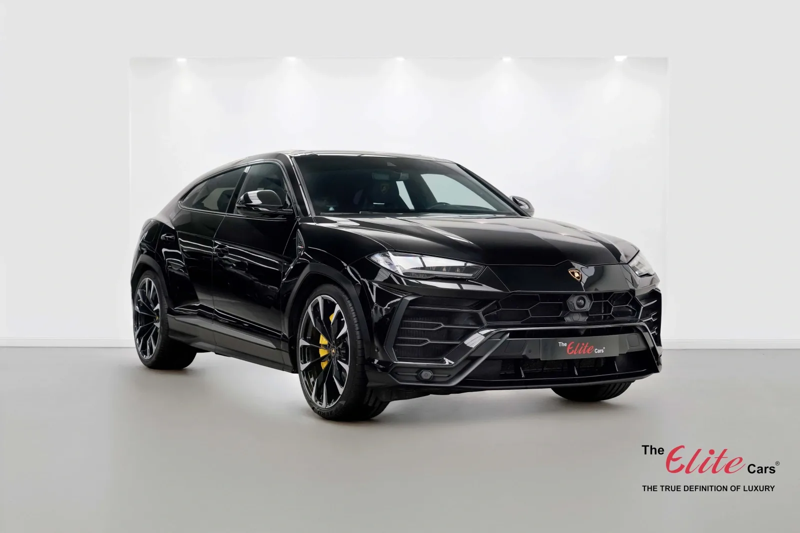 2021 Lamborghini Urus en un concesionario especializado de Dubái, Emiratos Árabes Unidos, foto principal