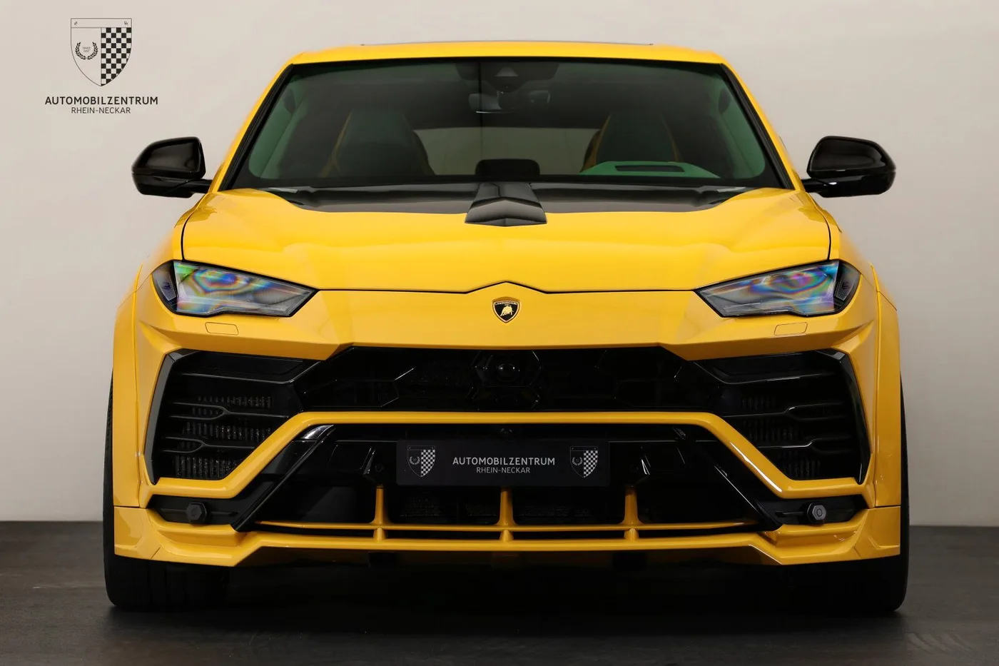 2021 Lamborghini Urus offered by a supercar dealer in Viernheim, Germany, photo 2 of 25