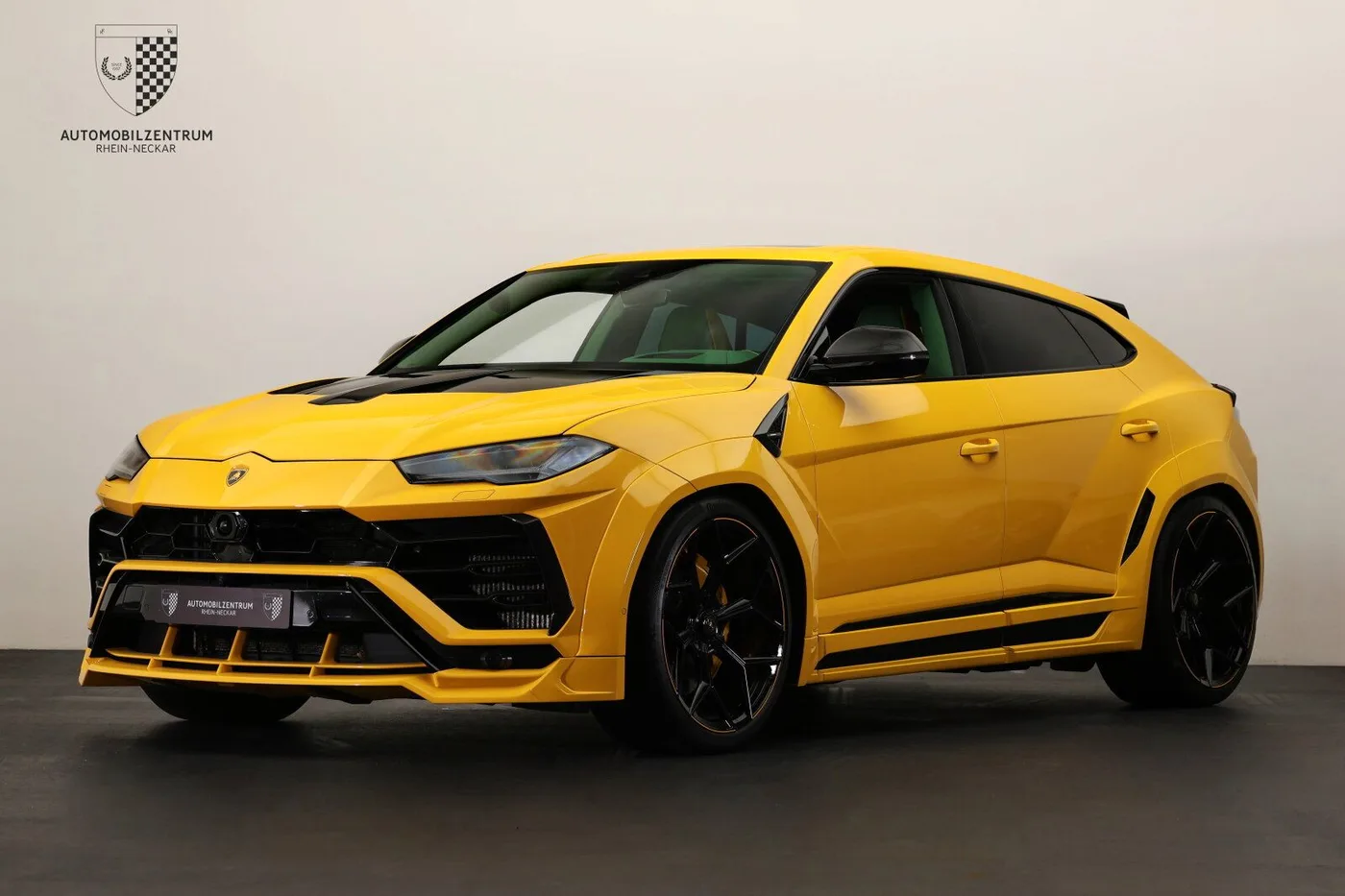 2021 Lamborghini Urus offered by a supercar dealer in Viernheim, Germany, photo 4 of 25