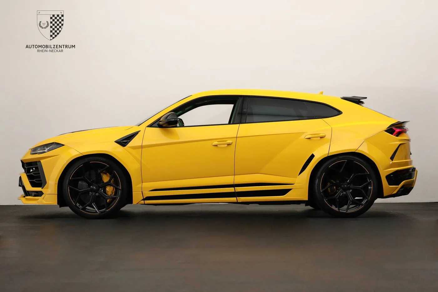 2021 Lamborghini Urus offered by a supercar dealer in Viernheim, Germany, photo 5 of 25