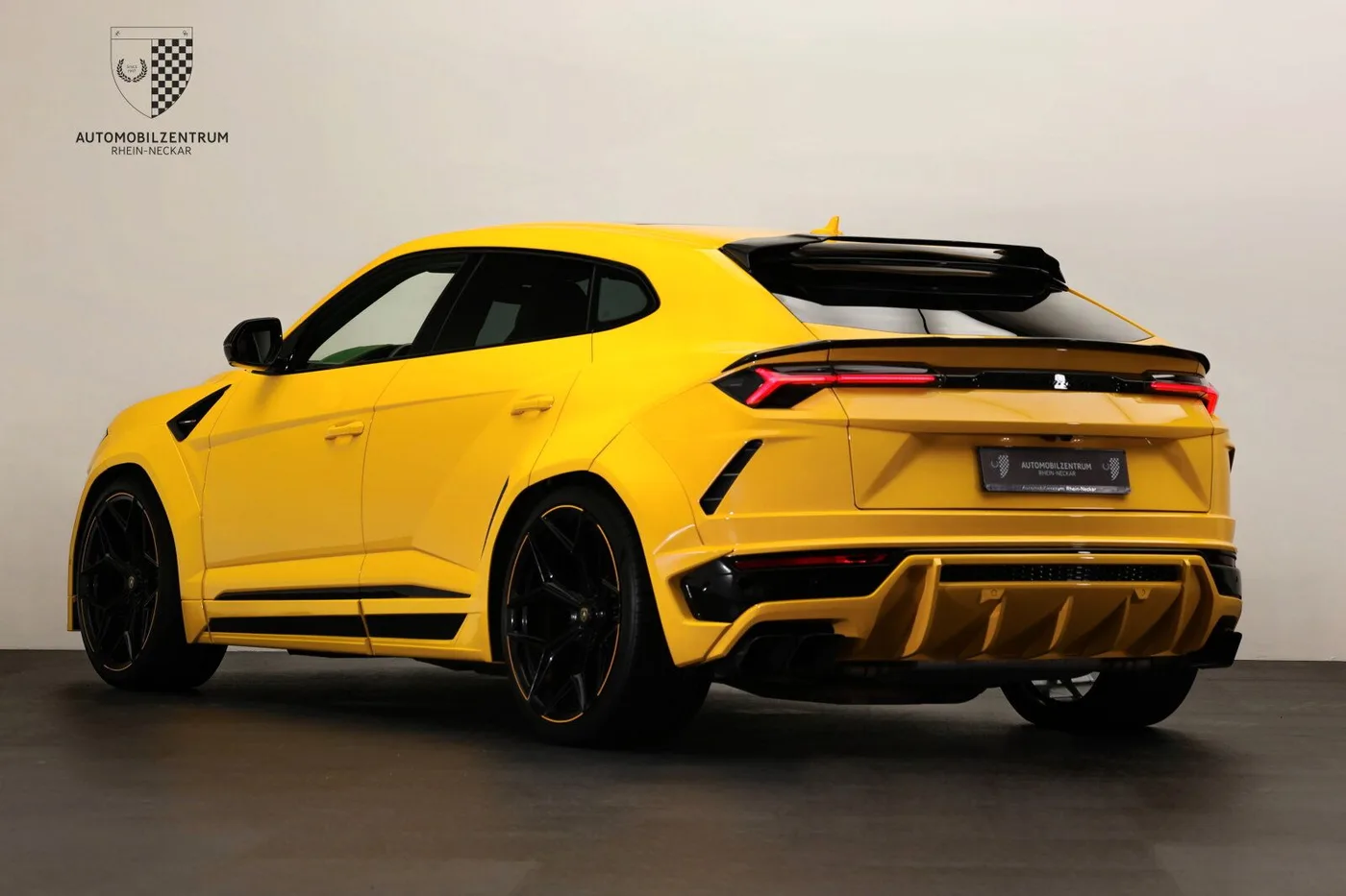 2021 Lamborghini Urus offered by a supercar dealer in Viernheim, Germany, photo 6 of 25