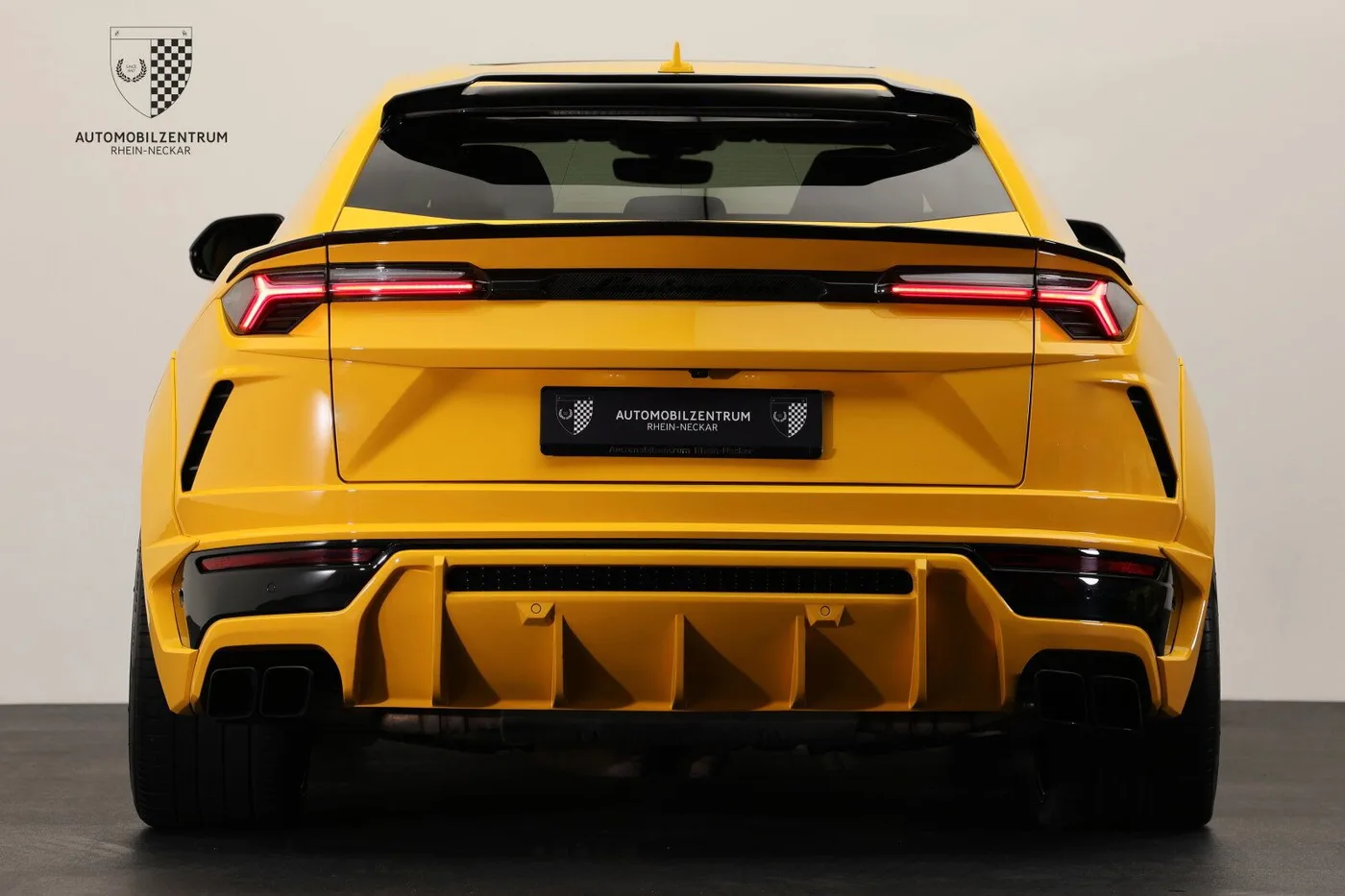 2021 Lamborghini Urus offered by a supercar dealer in Viernheim, Germany, photo 8 of 25