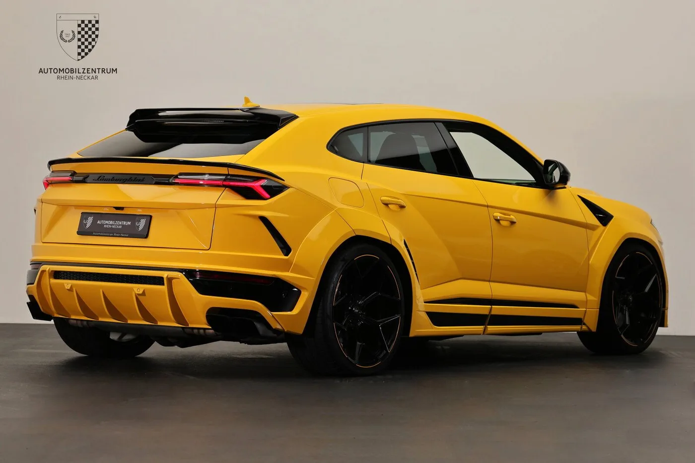 2021 Lamborghini Urus offered by a supercar dealer in Viernheim, Germany, photo 10 of 25