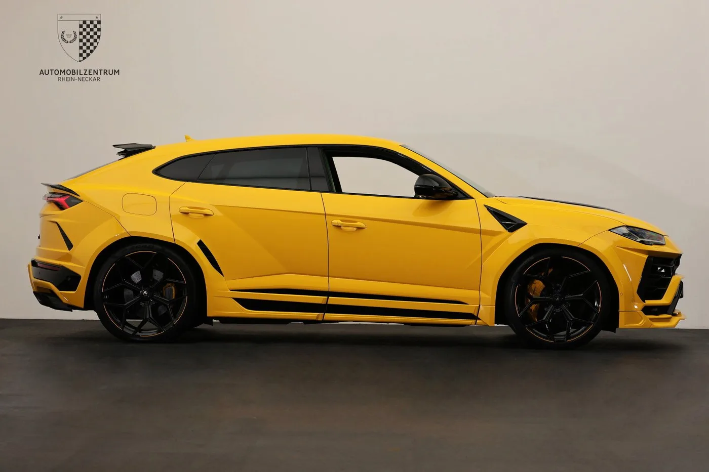 2021 Lamborghini Urus offered by a supercar dealer in Viernheim, Germany, photo 11 of 25