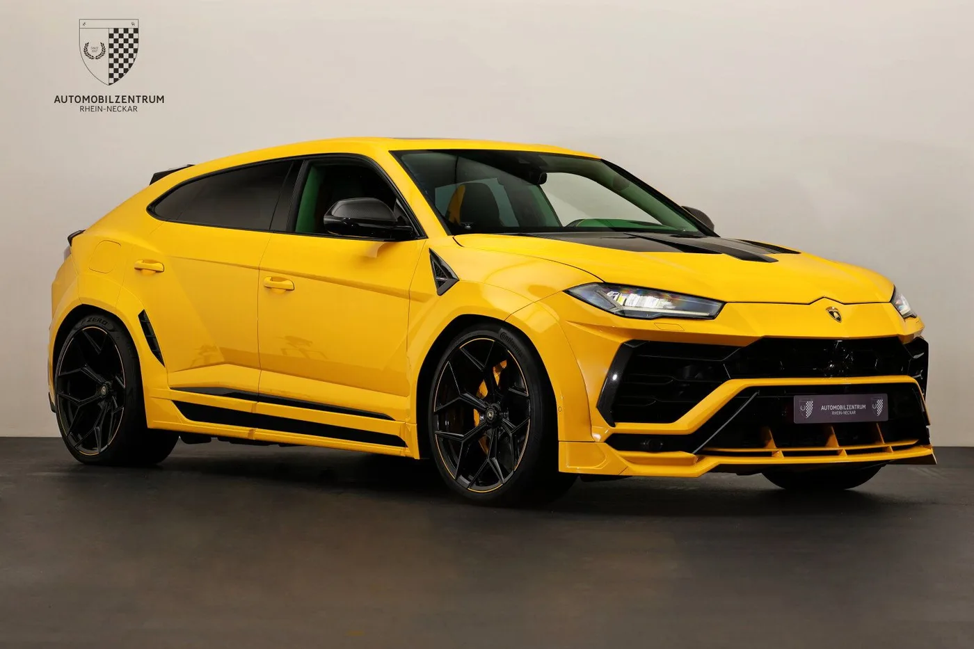 2021 Lamborghini Urus offered by a supercar dealer in Viernheim, Germany, photo 12 of 25