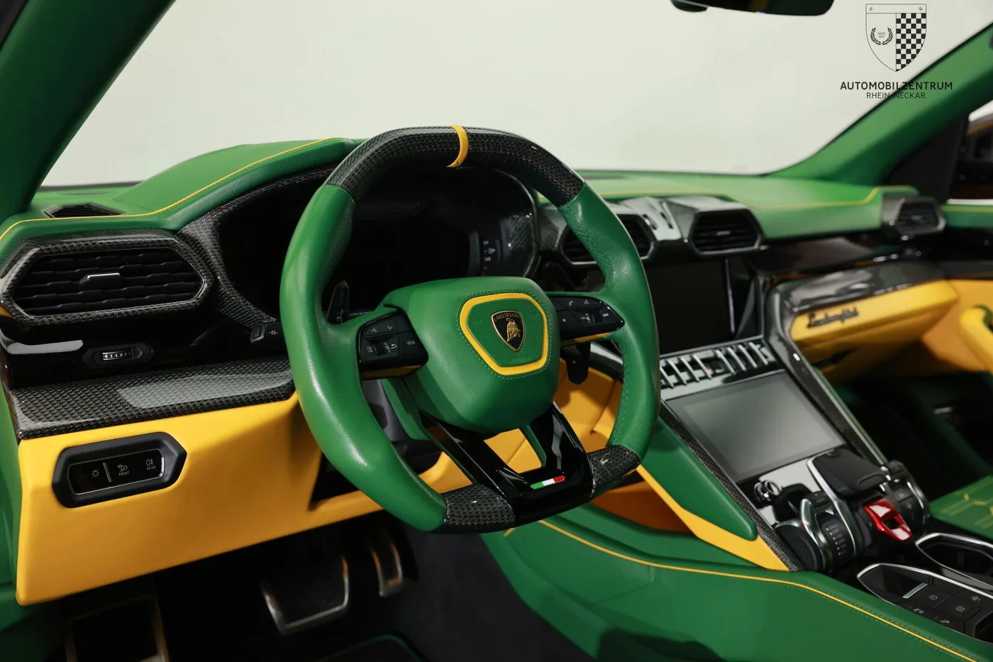 2021 Lamborghini Urus offered by a supercar dealer in Viernheim, Germany, photo 14 of 25