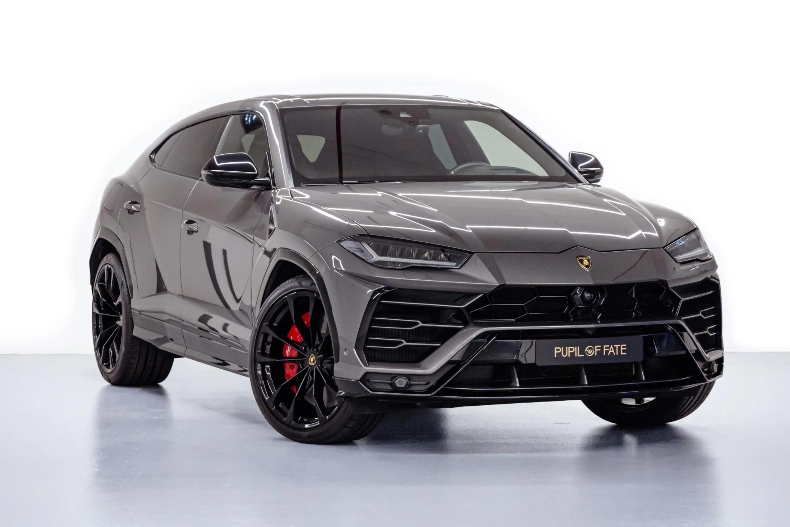 2021 Lamborghini Urus proposée par un concessionnaire spécialisé à Dubaï, Émirats arabes unis, photo principale