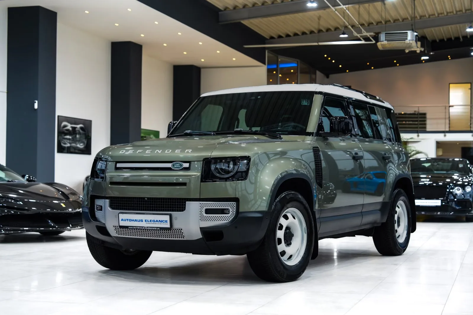 2021 Land Rover Defender 110 P300 S en un concesionario especializado de Colonia, Alemania, foto principal
