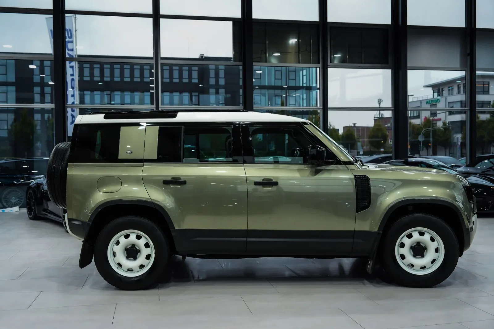 2021 Land Rover Defender 110 P300 S, 7/30