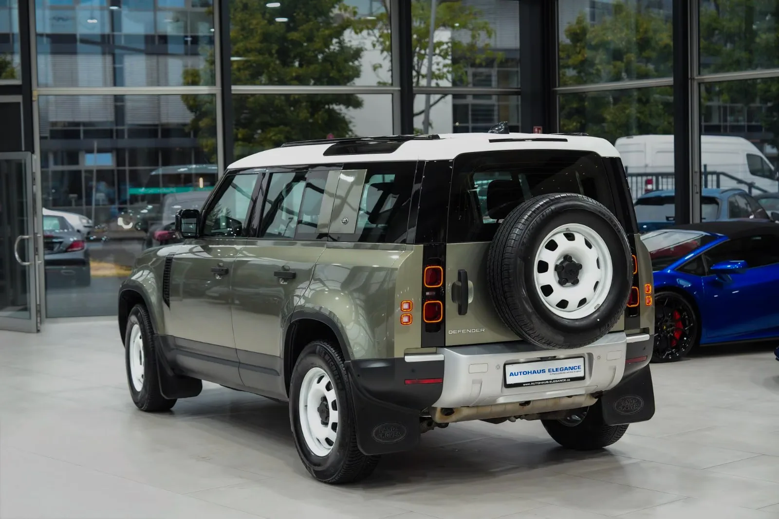 2021 Land Rover Defender 110 P300 S, 8/30