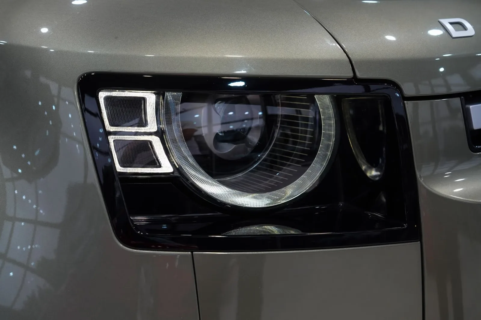 2021 Land Rover Defender 110 P300 S, 10/30