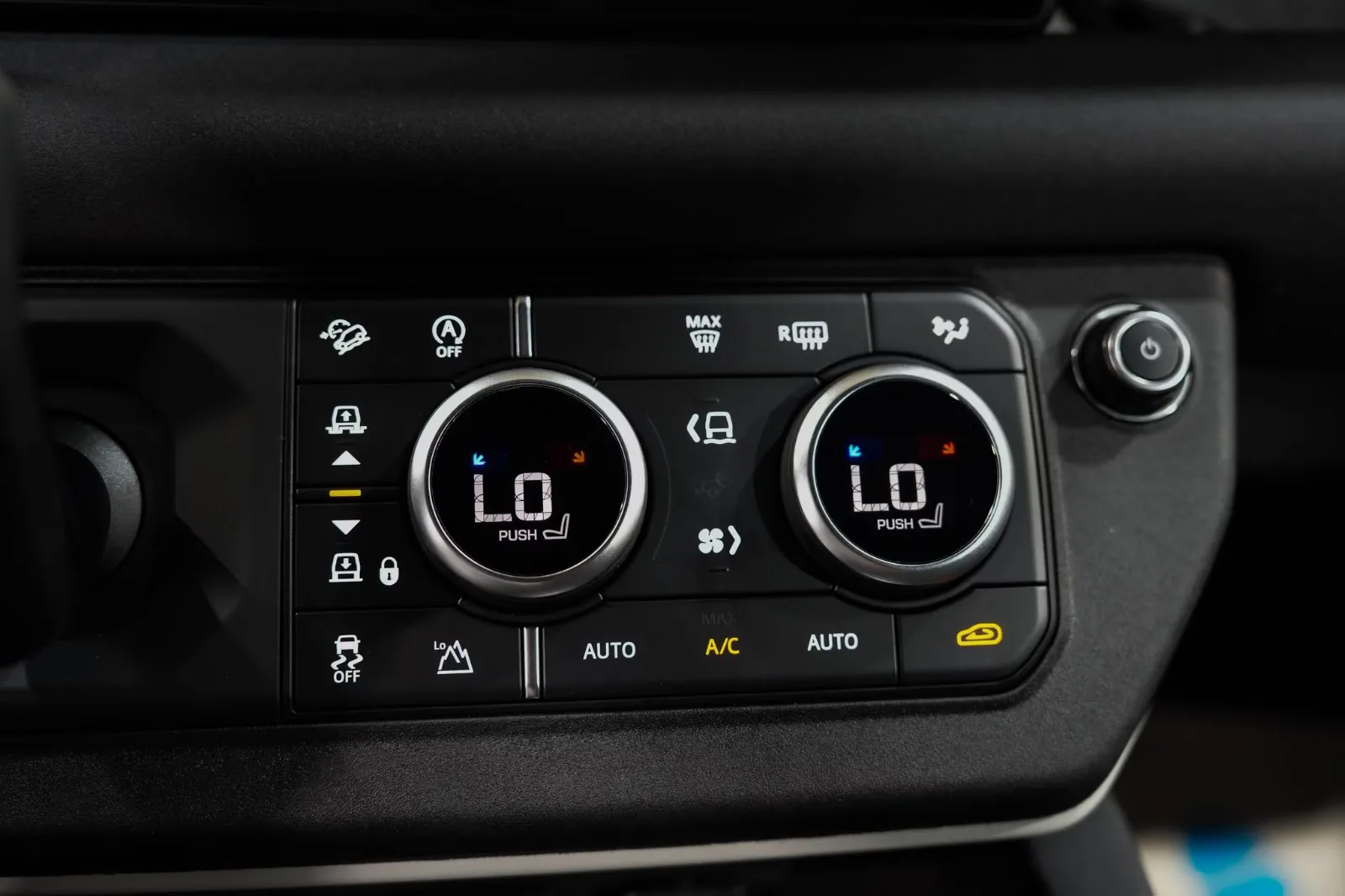2021 Land Rover Defender 110 P300 S, 26/30