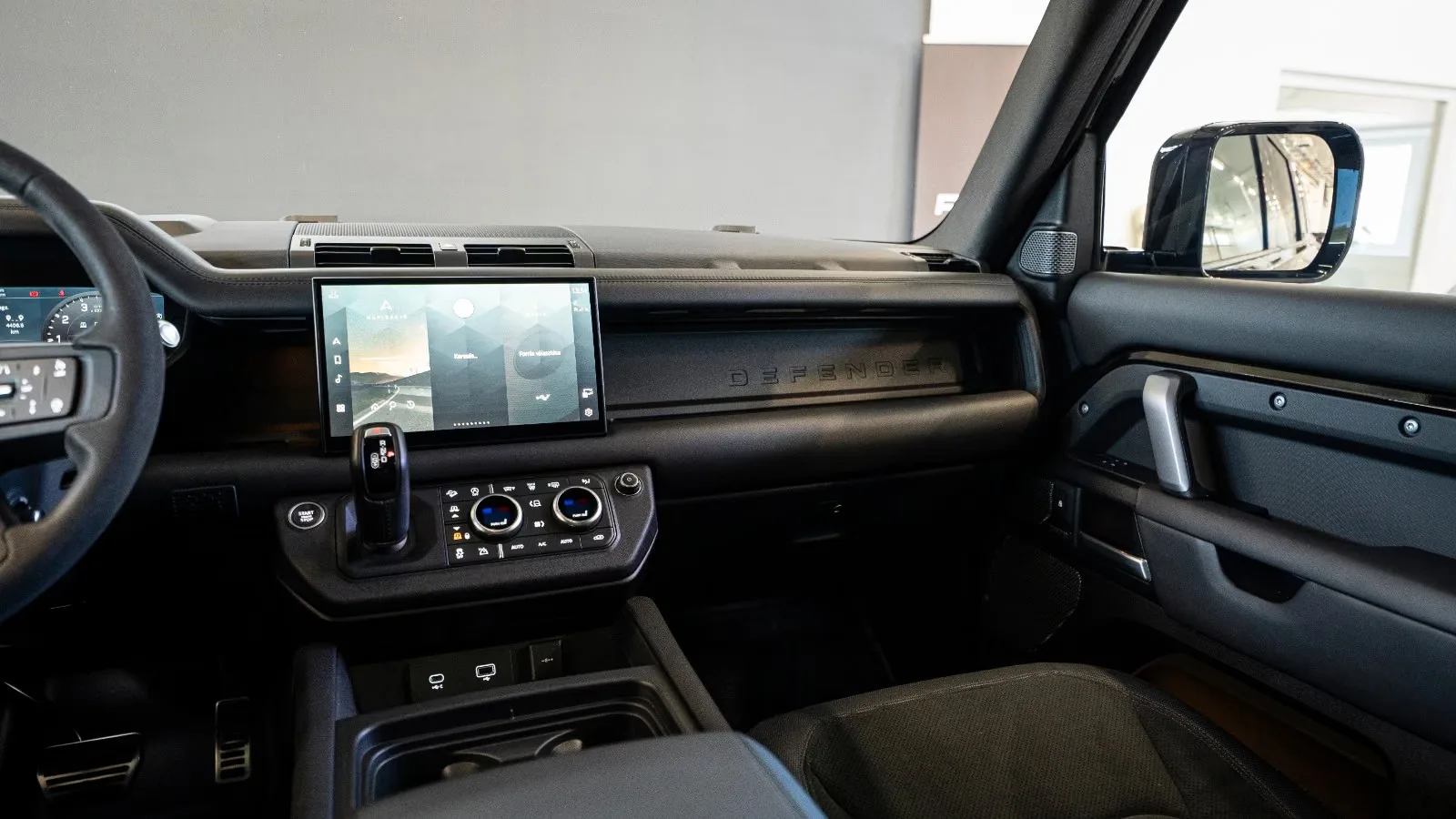 2021 Land Rover Defender 110 V8 Bond Edition, 10/15