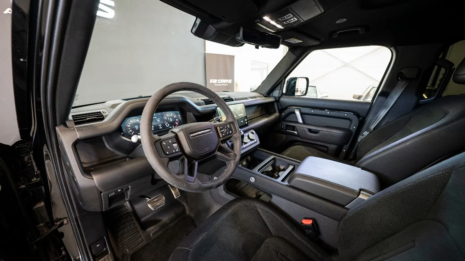 2021 Land Rover Defender 110 V8 Bond Edition, 14/15