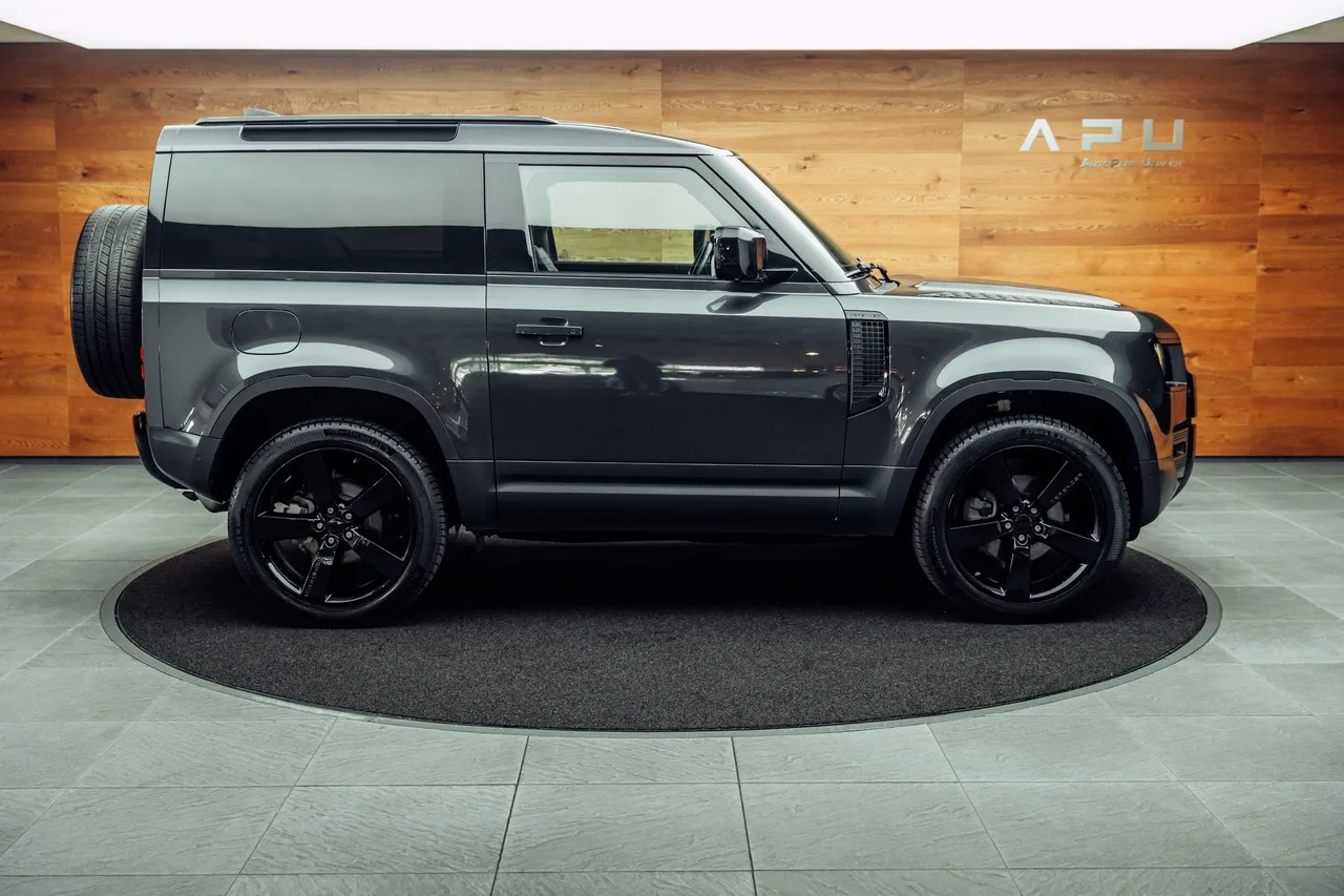 2021 Land Rover Defender 90 proposée par un concessionnaire spécialisé à Uznach, Suisse, photo principale
