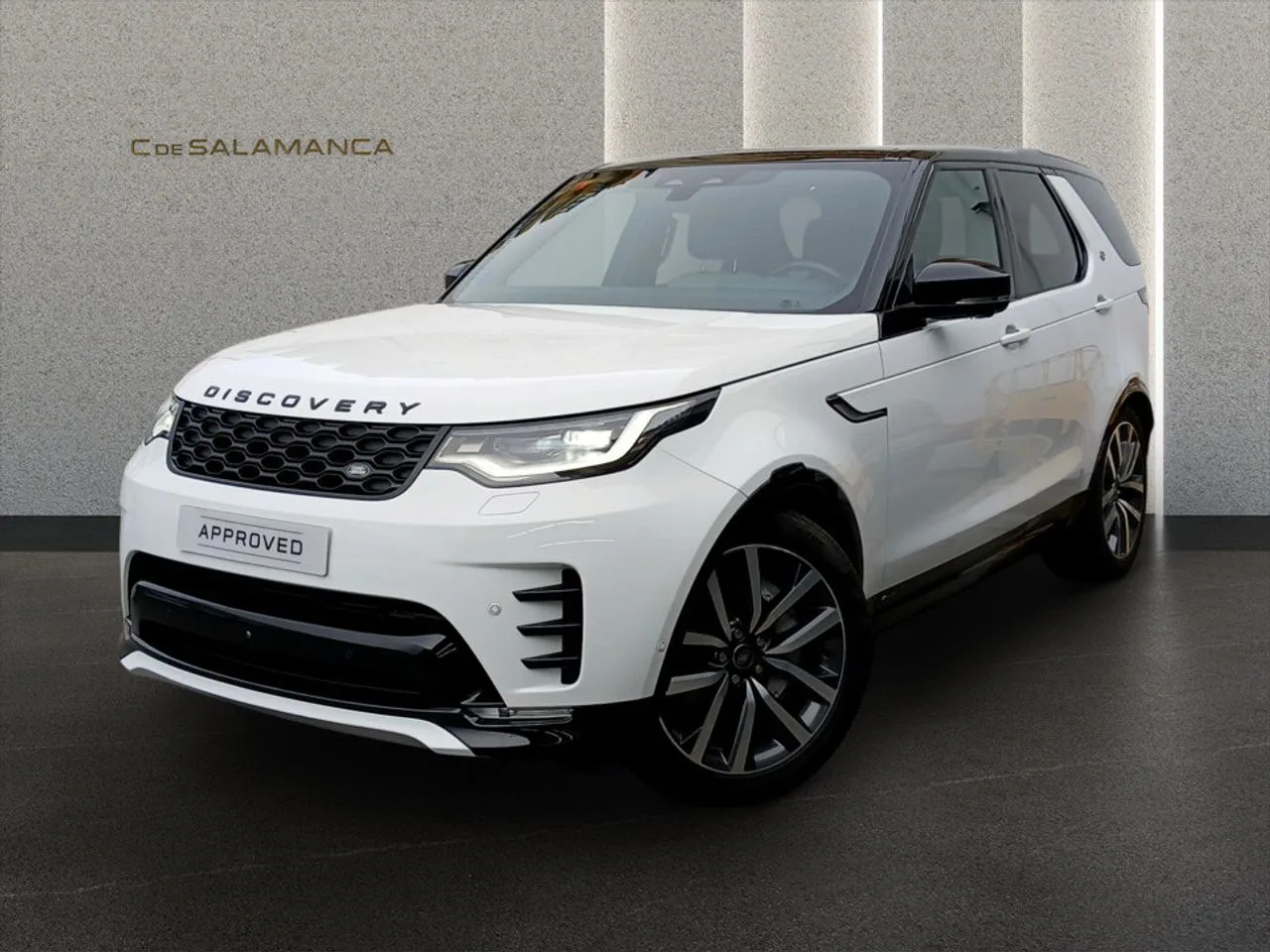 2021 Land Rover Discovery offered by a specialist dealer in Marbella, main photo