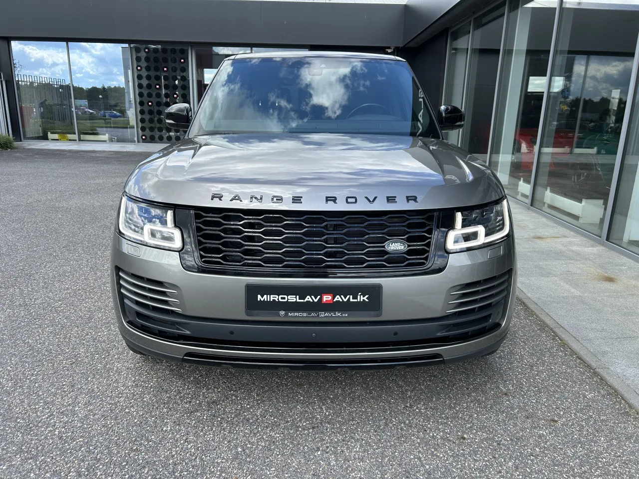 2021 Land Rover Range Rover Vogue, D300 offered by a specialist dealer in Písek, Czechia, photo 2 of 37