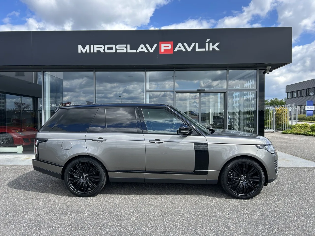 2021 Land Rover Range Rover Vogue, D300 offered by a specialist dealer in Písek, Czechia, photo 4 of 37