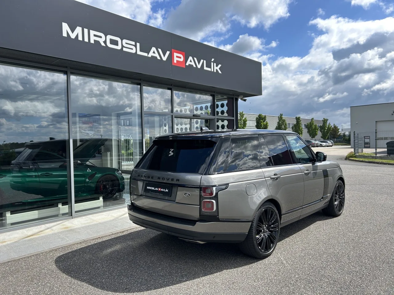 2021 Land Rover Range Rover Vogue, D300 offered by a specialist dealer in Písek, Czechia, photo 5 of 37